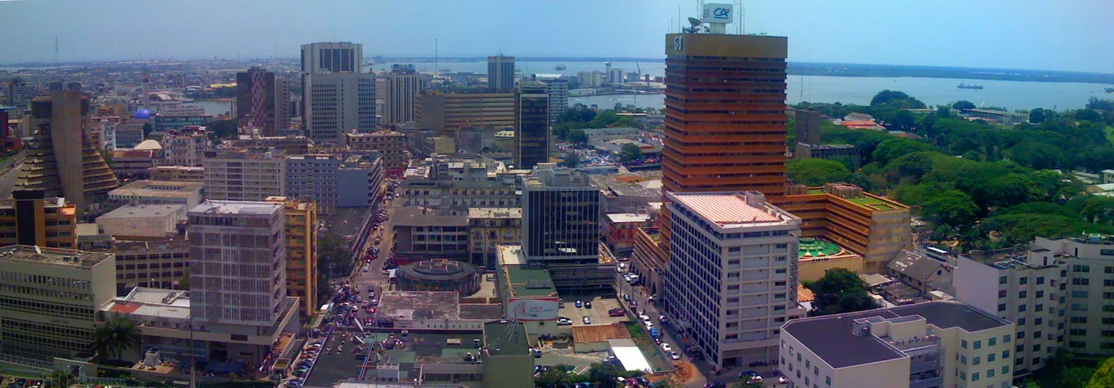 Plateau et lagune Ébrié à Abidjan, 2008. Photographie de contexte.